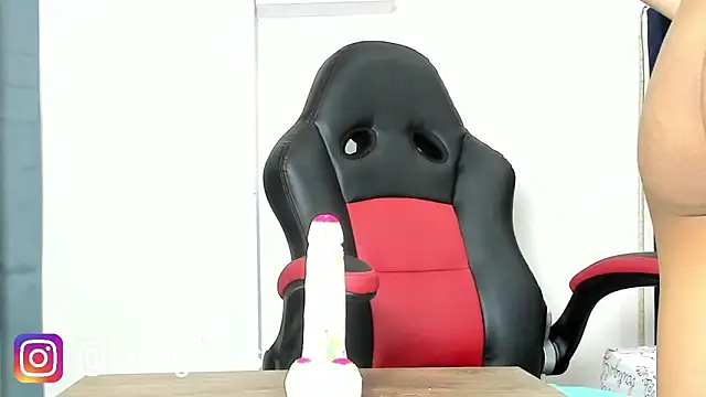 Snapshot of Kloe-squirts chatting on 09.27.25 Kloe-squirts online show from 09.27.25