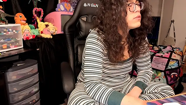 Snapshot of ShinyCherub chatting on 10.05.25 ShinyCherub online show from 10.05.25