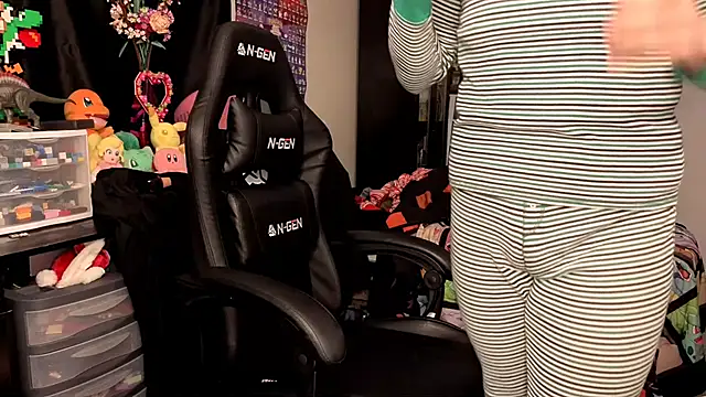 Snapshot of ShinyCherub chatting on 10.12.25 ShinyCherub online show from 10.12.25