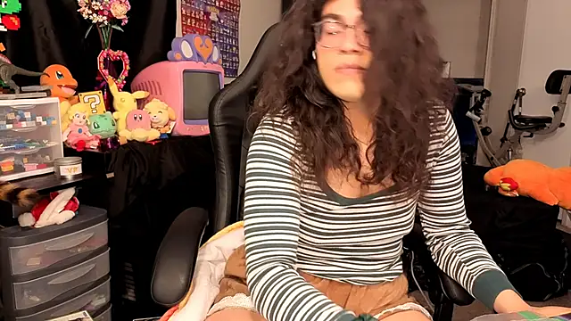 Snapshot of ShinyCherub chatting on 10.17.25 ShinyCherub online show from 10.17.25