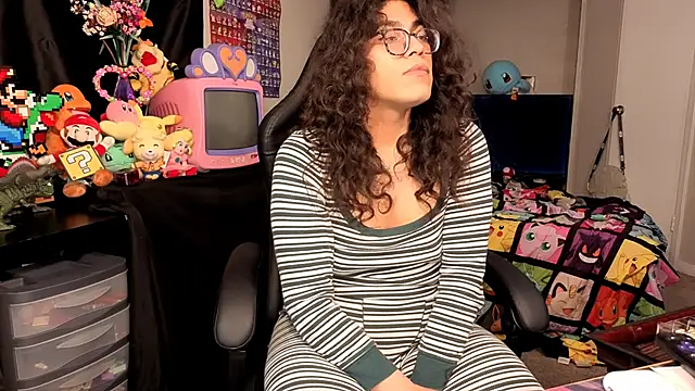 Snapshot of ShinyCherub chatting on 11.04.25 ShinyCherub online show from 11.04.25