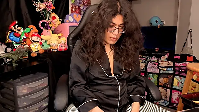 Snapshot of ShinyCherub chatting on 11.04.25 ShinyCherub online show from 11.04.25