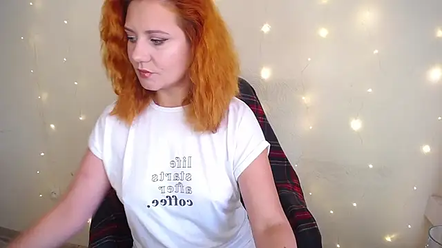 Snapshot of RedHeadSTARx chatting on 10.04.25 RedHeadSTARx online show from 10.04.25