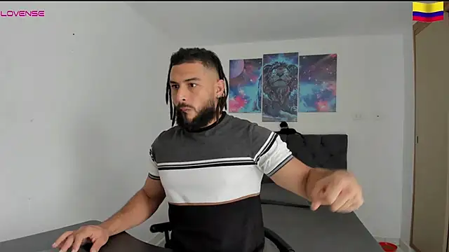 Snapshot of Louis_marley__ chatting on 12.19.24 Louis marley online show from 12.19.24