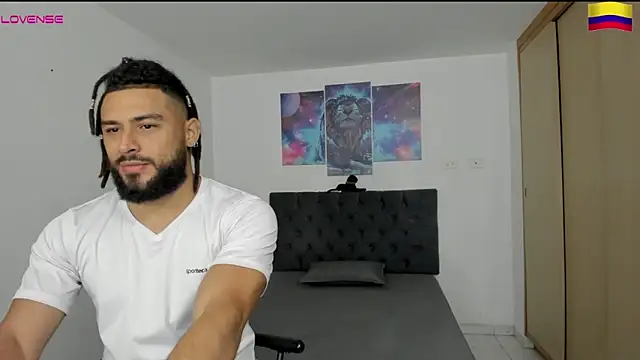 Snapshot of Louis_marley__ chatting on 12.28.24 Louis marley online show from 12.28.24