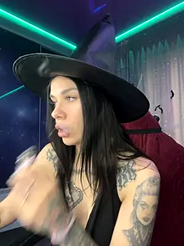 Snapshot of Queen_of_pain chatting on 10.28.25 Queen of pain online show from 10.28.25