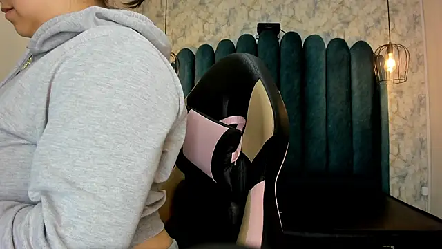 nalalye cruzz  online show from 10.24.25