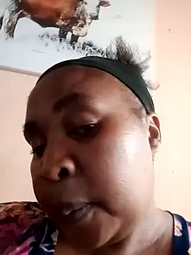 Snapshot of ZOQULUx chatting on 10.30.25 ZOQULUx online show from 10.30.25