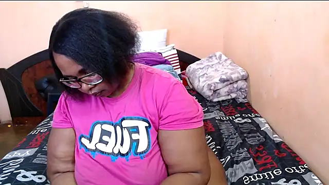 Snapshot of ZOQULUx chatting on 05.28.26 ZOQULUx online show from 05.28.26