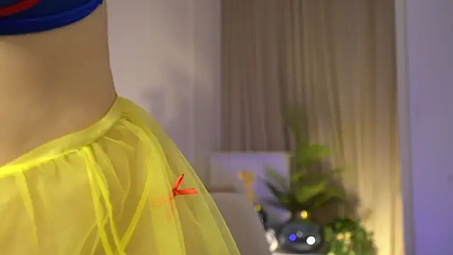 Snapshot of VixenMia chatting on 12.20.24 VixenMia online show from 12.20.24