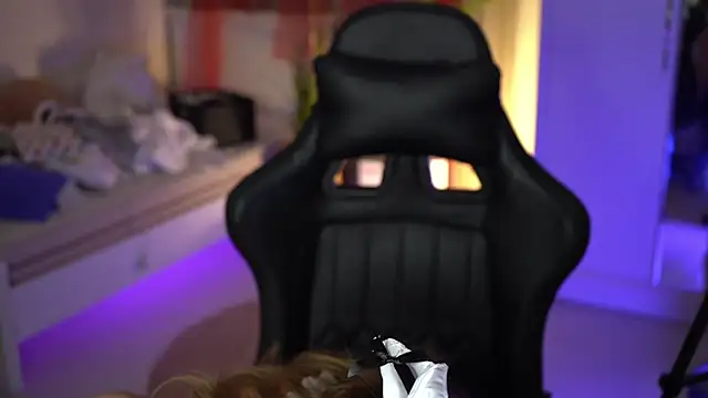 Snapshot of VixenMia chatting on 12.27.24 VixenMia online show from 12.27.24