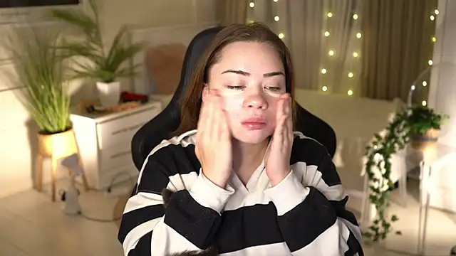 Snapshot of VixenMia chatting on 01.06.25 VixenMia online show from 01.06.25