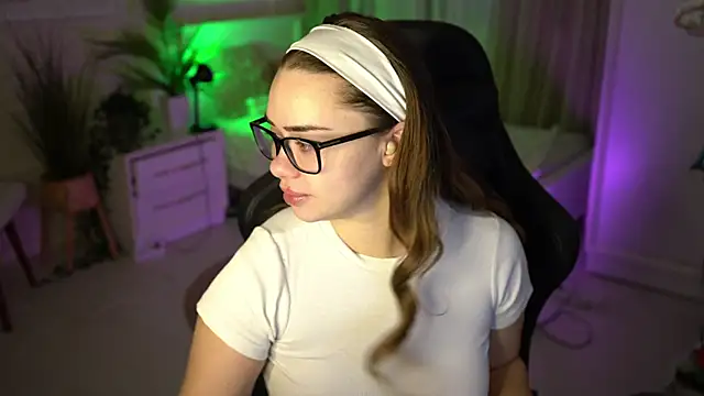 Snapshot of VixenMia chatting on 01.13.25 VixenMia online show from 01.13.25