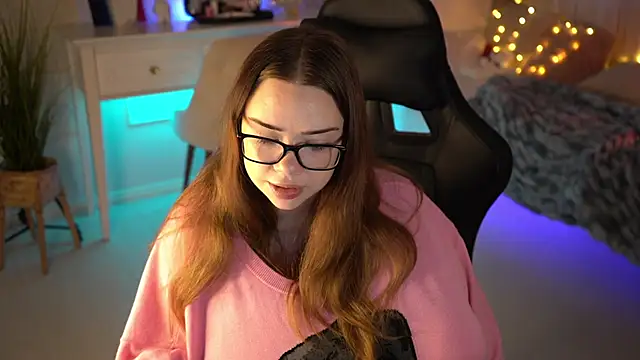 Snapshot of VixenMia chatting on 02.08.25 VixenMia online show from 02.08.25