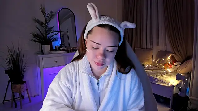 Snapshot of VixenMia chatting on 02.27.25 VixenMia online show from 02.27.25