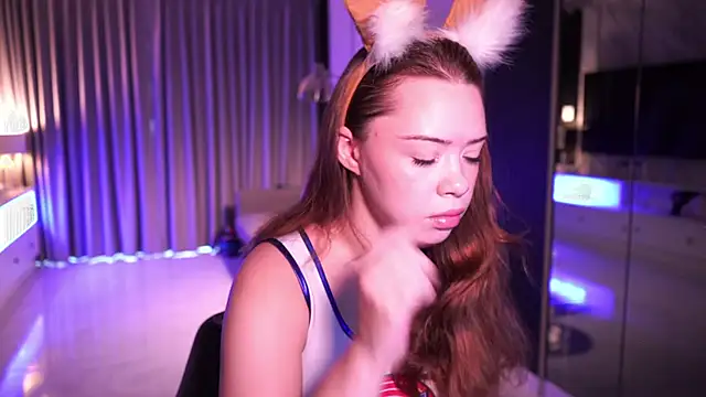 Snapshot of VixenMia chatting on 09.19.25 VixenMia online show from 09.19.25