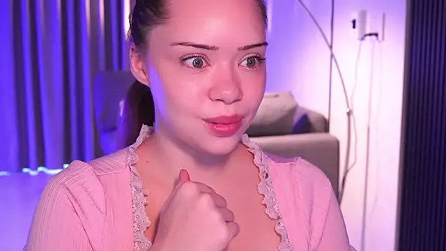 Snapshot of VixenMia chatting on 10.02.25 VixenMia online show from 10.02.25