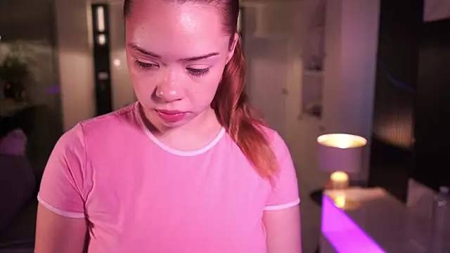 Snapshot of VixenMia chatting on 10.15.25 VixenMia online show from 10.15.25