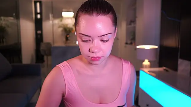 Snapshot of VixenMia chatting on 10.21.25 VixenMia online show from 10.21.25