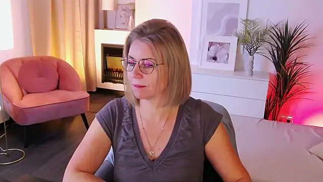 Annie Light online show from 10.05.25