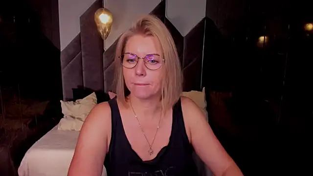 Annie Light online show from 10.16.25