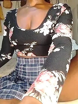 Snapshot of NicRaisaa chatting on 09.15.25 NicRaisaa online show from 09.15.25