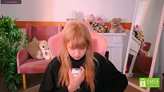 Snapshot of Grace_and__Jacob chatting on 10.30.25 Grace and Jacob online show from 10.30.25