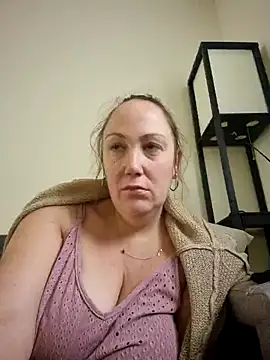 Snapshot of Wisie_Cutie chatting on 12.08.24 Wisie Cutie online show from 12.08.24