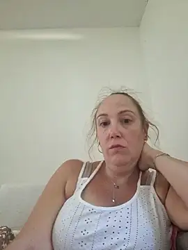 Snapshot of Wisie_Cutie chatting on 09.17.25 Wisie Cutie online show from 09.17.25