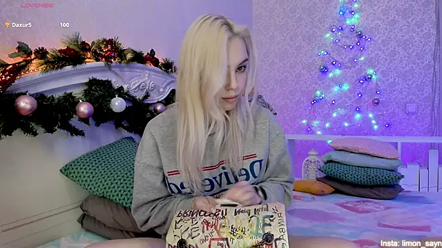 LillyMoure  online show from 12.10.24