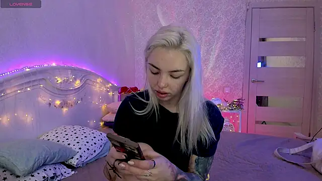 Snapshot of LillyMoure_ chatting on 09.26.25 LillyMoure online show from 09.26.25