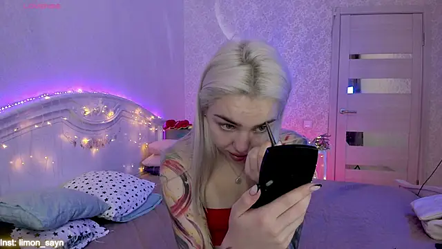 Snapshot of LillyMoure_ chatting on 09.27.25 LillyMoure online show from 09.27.25