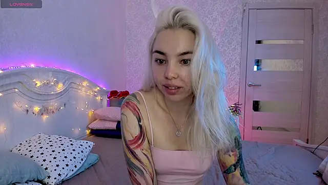 Snapshot of LillyMoure_ chatting on 09.29.25 LillyMoure online show from 09.29.25