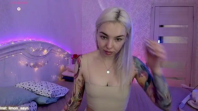 Snapshot of LillyMoure_ chatting on 10.04.25 LillyMoure online show from 10.04.25