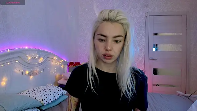 Snapshot of LillyMoure_ chatting on 10.06.25 LillyMoure online show from 10.06.25