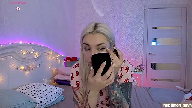 Snapshot of LillyMoure_ chatting on 10.09.25 LillyMoure online show from 10.09.25