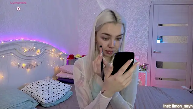 Snapshot of LillyMoure_ chatting on 10.11.25 LillyMoure online show from 10.11.25