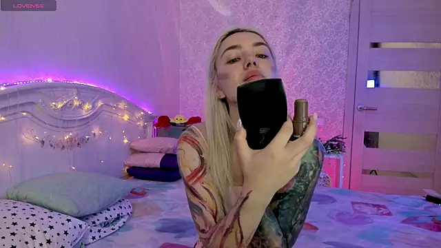 Snapshot of LillyMoure_ chatting on 10.13.25 LillyMoure online show from 10.13.25