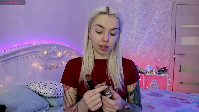 Snapshot of LillyMoure_ chatting on 11.08.25 LillyMoure online show from 11.08.25