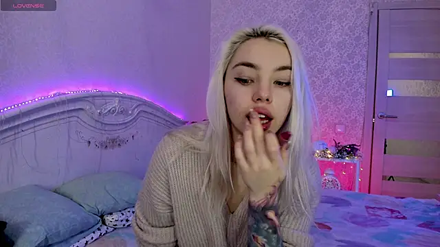 LillyMoure  online show from 11.15.25