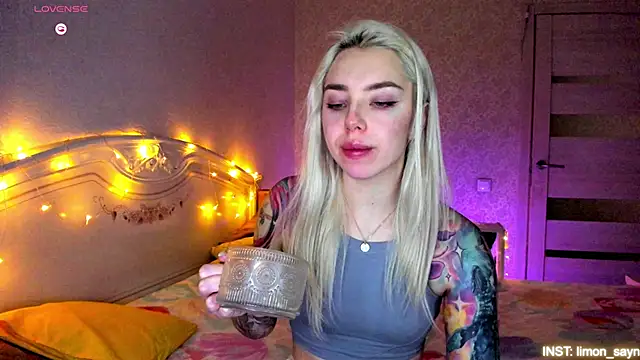 LillyMoure  online show from 03.04.26