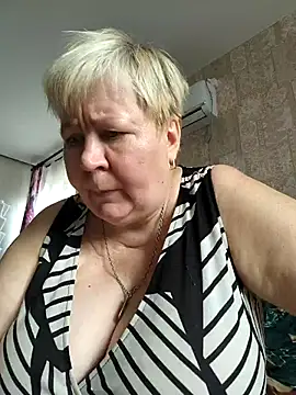 Snapshot of EffectFiona chatting on 09.30.25 EffectFiona online show from 09.30.25