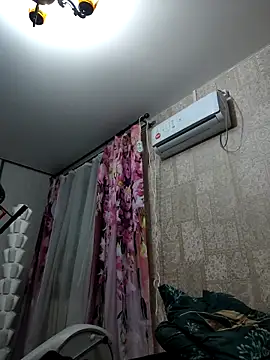 Snapshot of EffectFiona chatting on 09.30.25 EffectFiona online show from 09.30.25