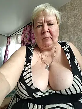 Snapshot of EffectFiona chatting on 10.02.25 EffectFiona online show from 10.02.25