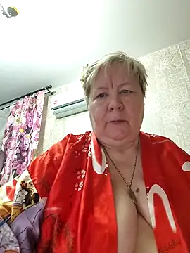 Snapshot of EffectFiona chatting on 10.09.25 EffectFiona online show from 10.09.25