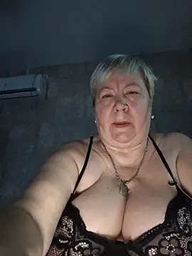 Snapshot of EffectFiona chatting on 10.09.25 EffectFiona online show from 10.09.25