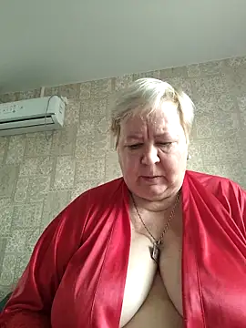 Snapshot of EffectFiona chatting on 10.14.25 EffectFiona online show from 10.14.25