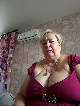 Snapshot of EffectFiona chatting on 10.20.25 EffectFiona online show from 10.20.25