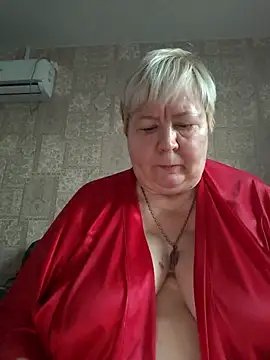 Snapshot of EffectFiona chatting on 10.25.25 EffectFiona online show from 10.25.25