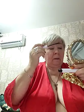 Snapshot of EffectFiona chatting on 10.26.25 EffectFiona online show from 10.26.25